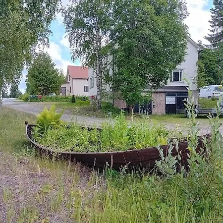Tilava Yksioe Suurella Puutarhalla *